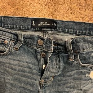 HOLLISTER SIZE 5 VINTAGE BOYFRIEND RIPPED JEAN (short length)